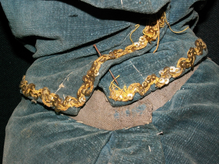 Particolare degli spilli arrugginiti prima del restauro